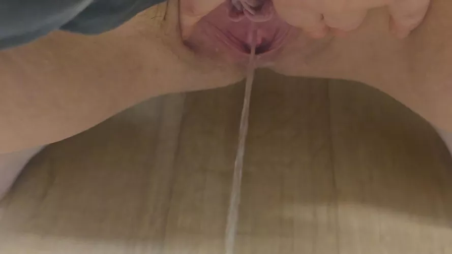 I would love to pee on a hard dick right now 