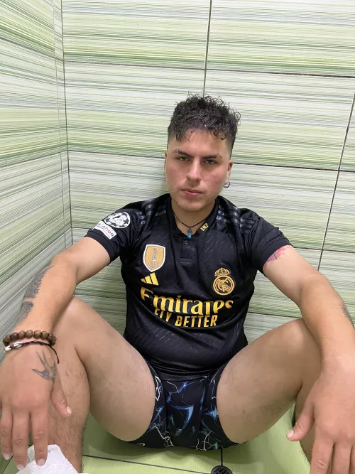 Controlling the game is all about strategy, not strength. Wanna see how I anticipate every move, until you're gasping for breath with my bulge inside you? ⚽️