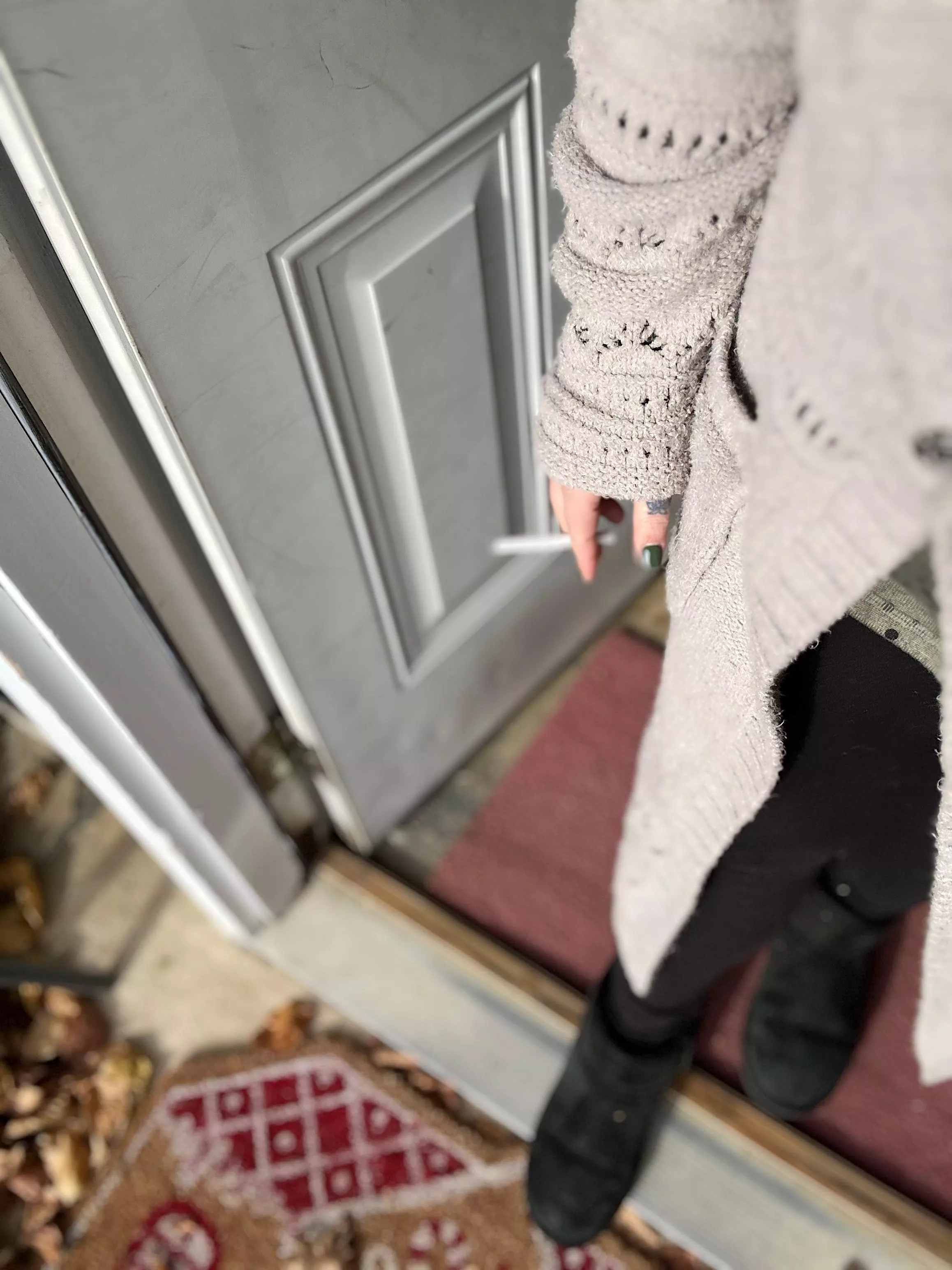 Freezing today.. in my comfy cozy sweater & Uggs. I need coffee ☕️💸✨🏧 