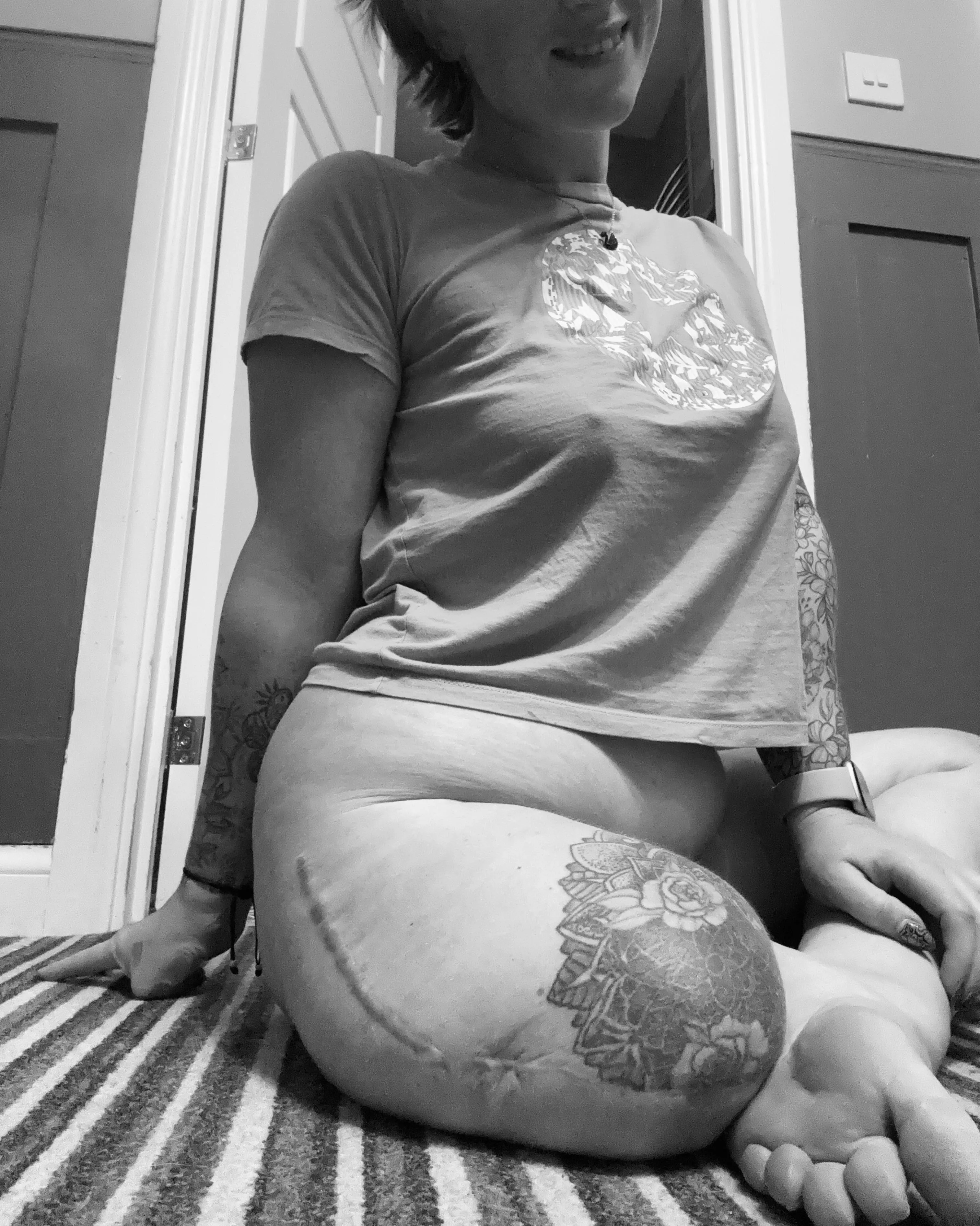 I’ve got b/g content with a devotee on vacation, role play and bandaging coming soon in my OF! 🤫🥵