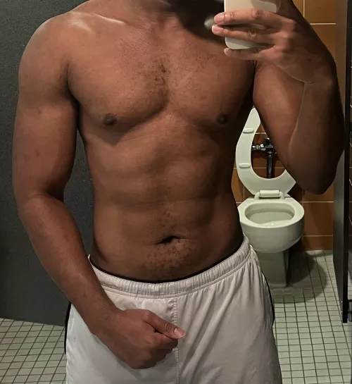 22 M4M (5’10 black fit) looking for fun/fwb, hmu w your age/stats/body pic if you’re down