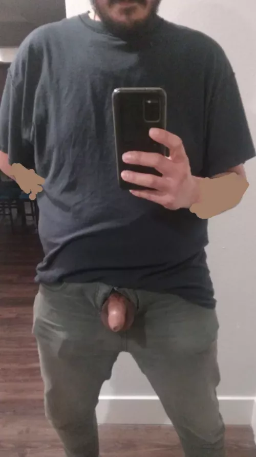 [32] Sometimes the little guy looks more girthy than others. Happen to anybody else?