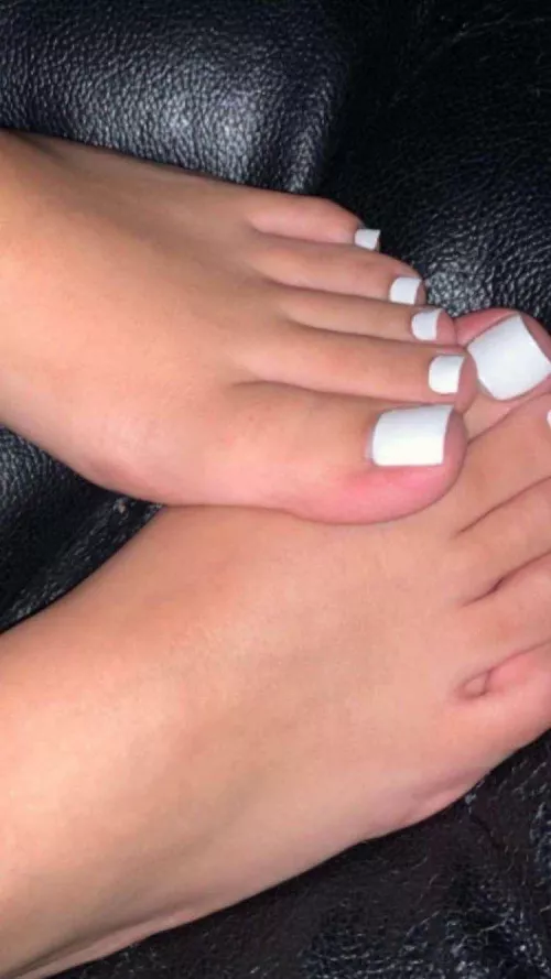 Is it a pretty color on my feet 