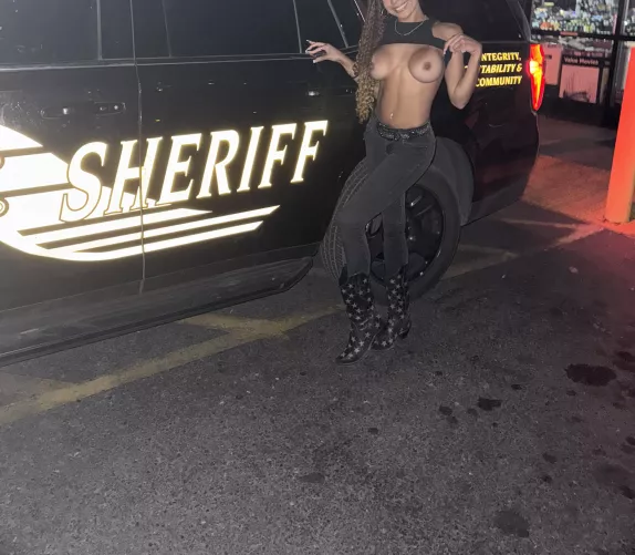 The cop loved seeing this from inside his car🤭