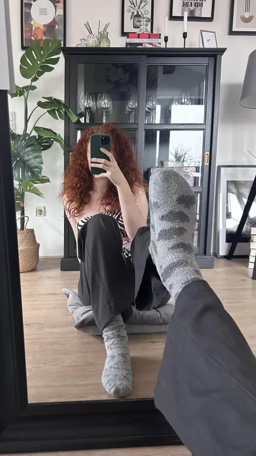 Say hi to me and my cuddly socks 🙂‍↕️✨