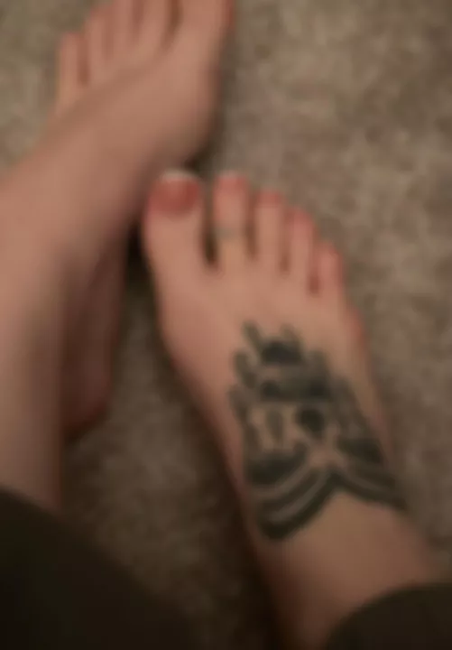 go into debt over my perfect brat feet 💕