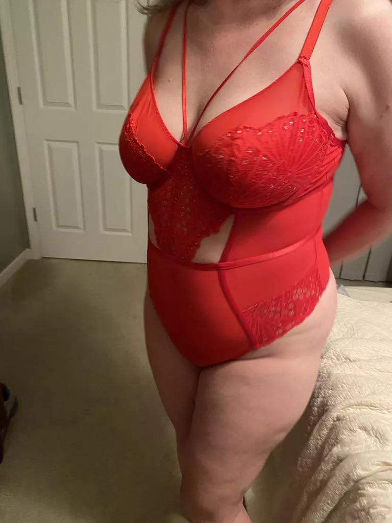 Hi Everyone!  Quick Introduction - We live just across the river on the Illinois side and have some early 20s nearly empty nesters.  Looking to expand our group of friends and get out more.  We will reveal a bit more as time goes along and we get more co