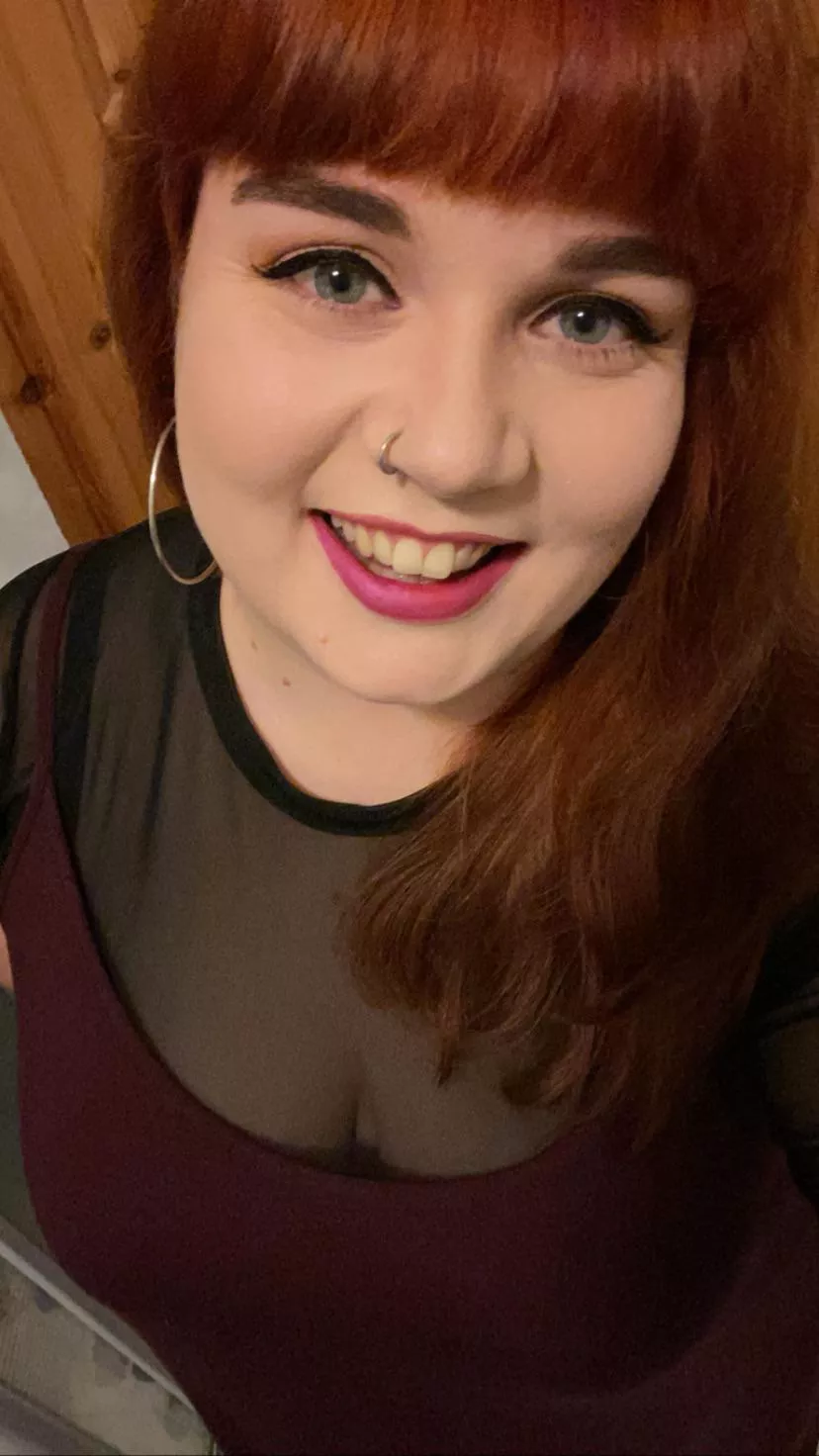 It’s Friday!!! 💋 and it’s payday, and it’s the 13th, my lucky number 🖤 will you make me smile with a send? 