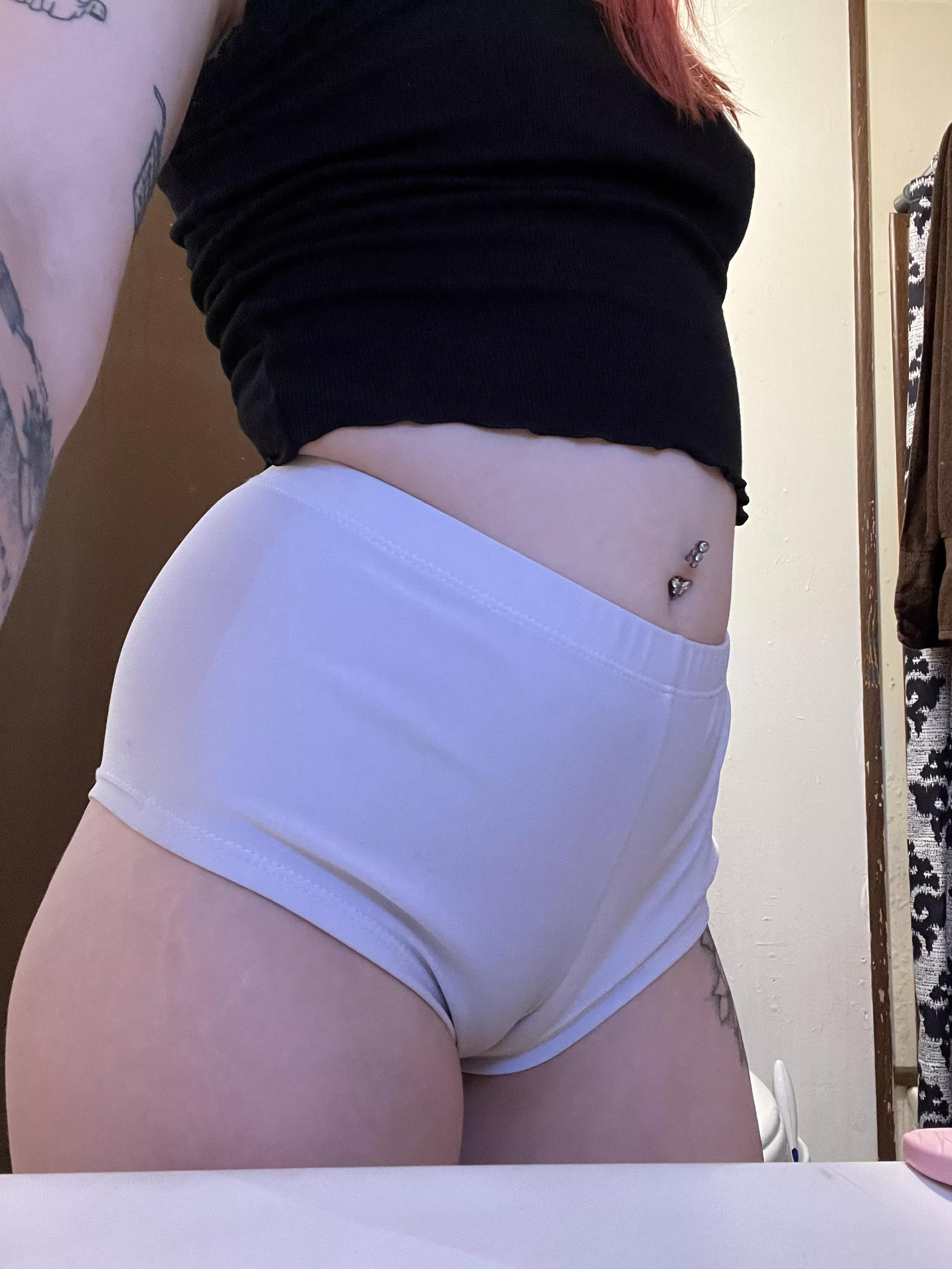 Little goth girl camel toe 🤭