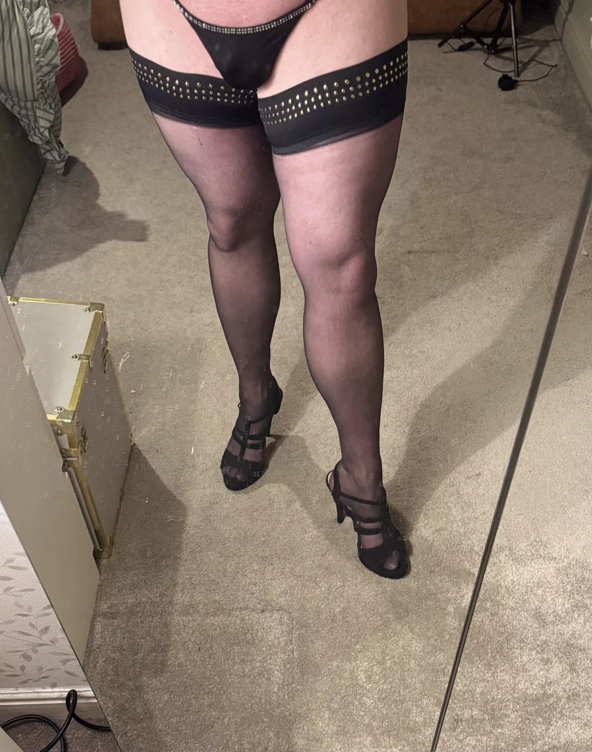 Who doesn’t love a little sparkle at a Christmas party?