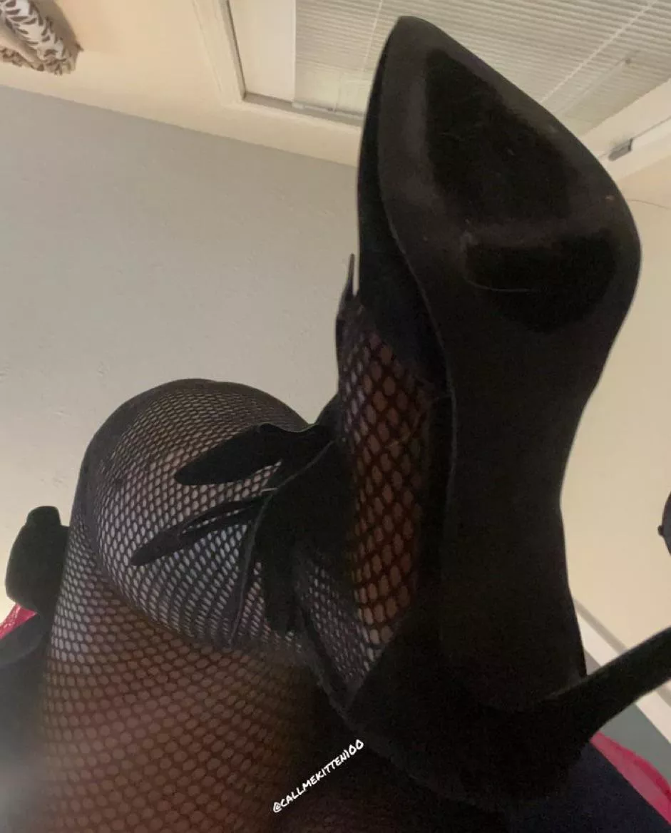 You can’t help but worship the feet of a dominant woman. 