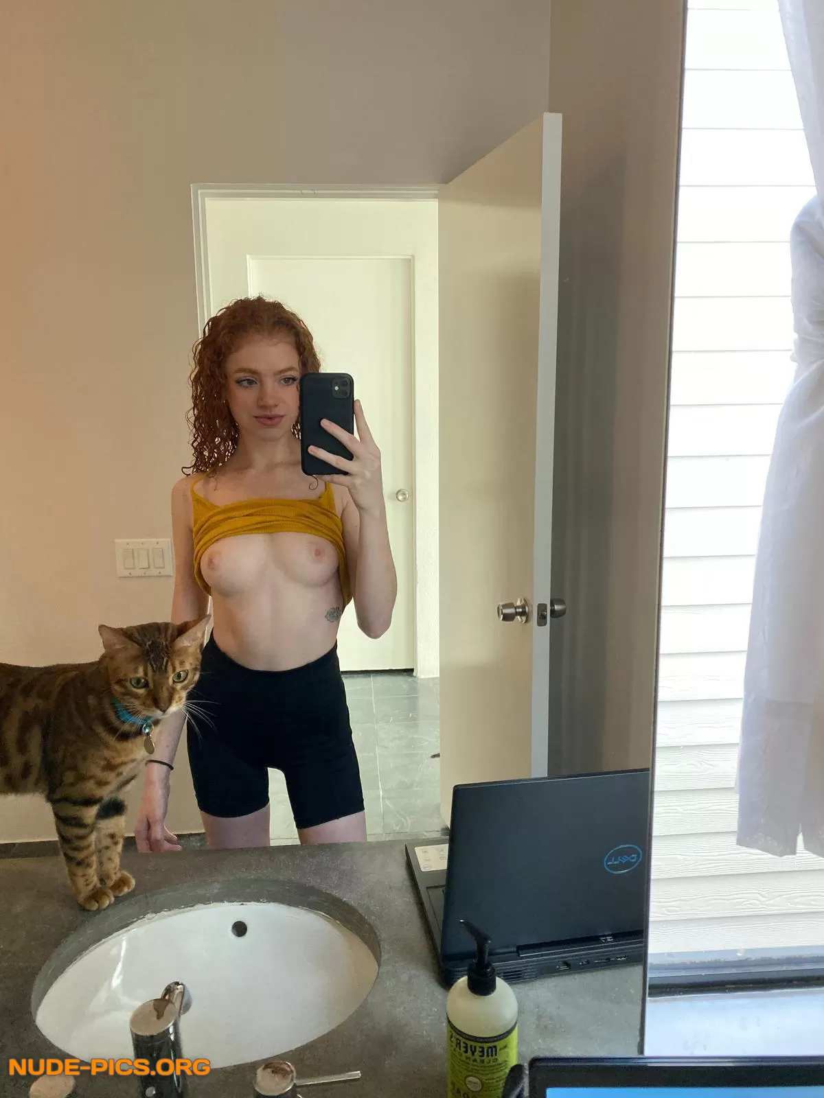 Random bathroom nude ft. my cat âœŒðŸ»