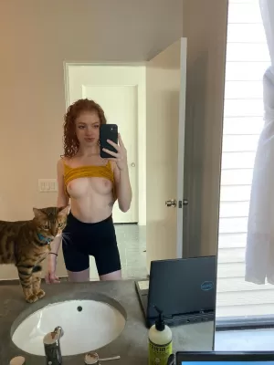 Random bathroom nude ft. my cat ??