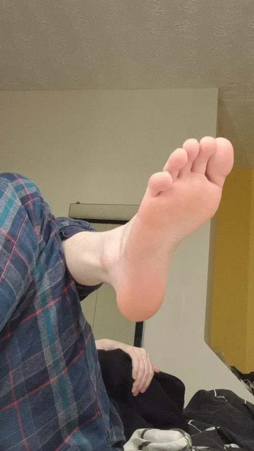 POV, we're sharing the same apartment and you've just walked into my room to see me with my bare foot propped up like this. Wyd next?