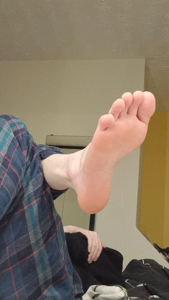 POV, we're sharing the same apartment and you've just walked into my room to see me with my bare foot propped up like this. Wyd next?