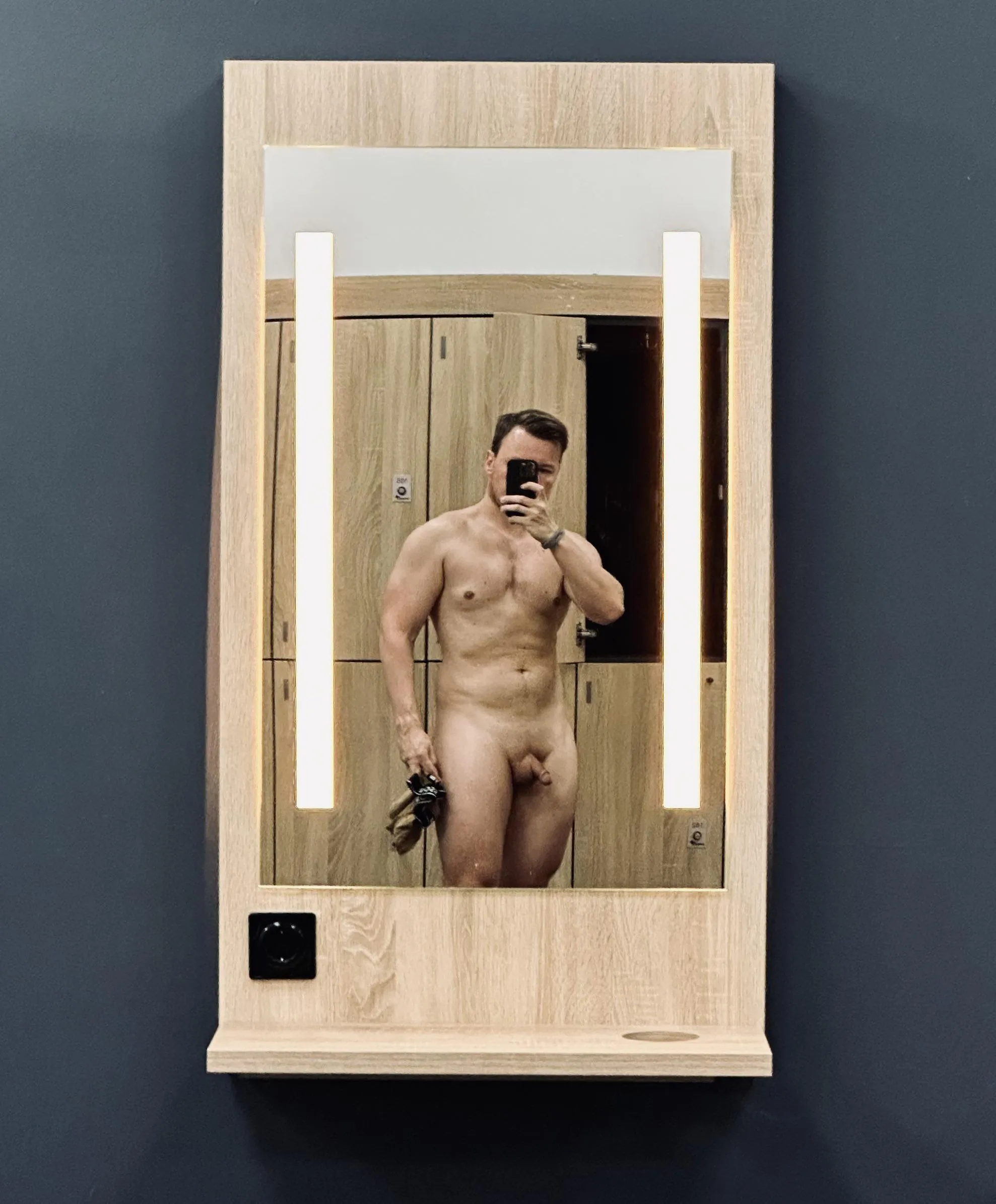 Soft cock and hard muscles (34)