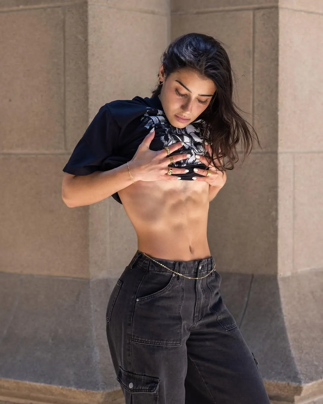 Unpopular opinion but I'm busting on her midriff