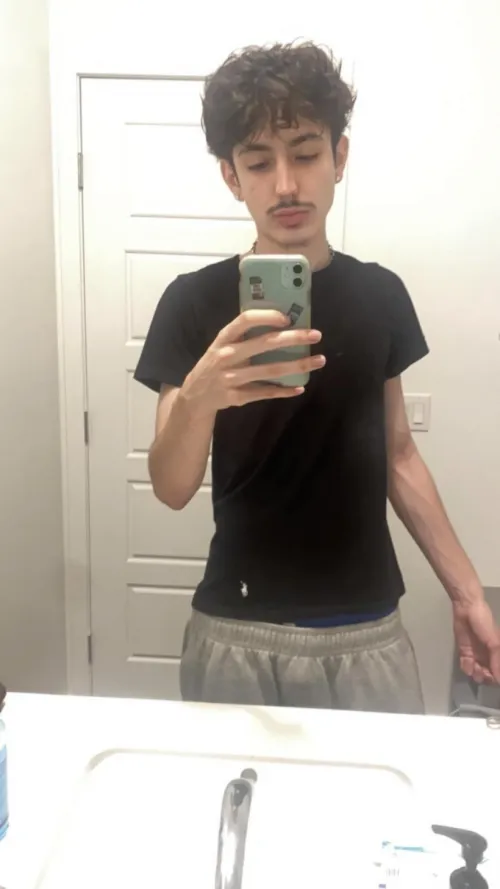 18 [m4m] dl shaven masc, looking for verbal masc bros to cum on vc with… or convince me to be slutty and play with my hole. snap: d_ylan11