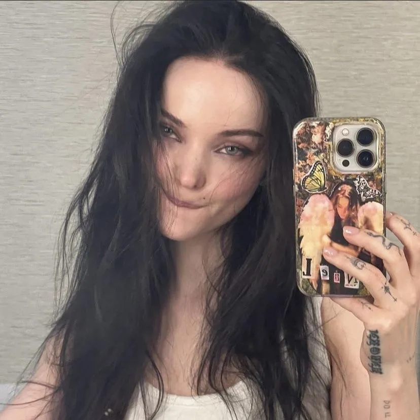 Another of my fav looks on her. Messy sexy hair. 