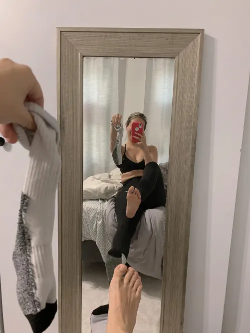 Japanese gym girl’s feet is your type ?