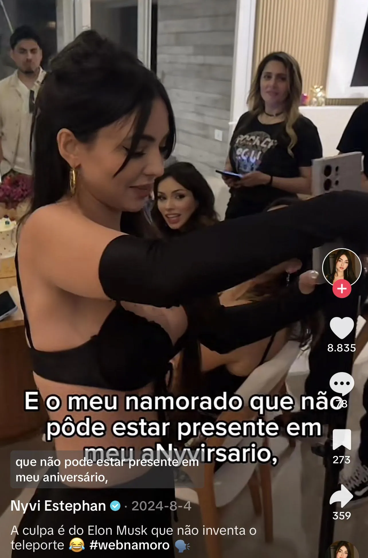 Kkkkk o corno não pode estar presente no aniversário dela e olha como ela recebe a rapaziada 