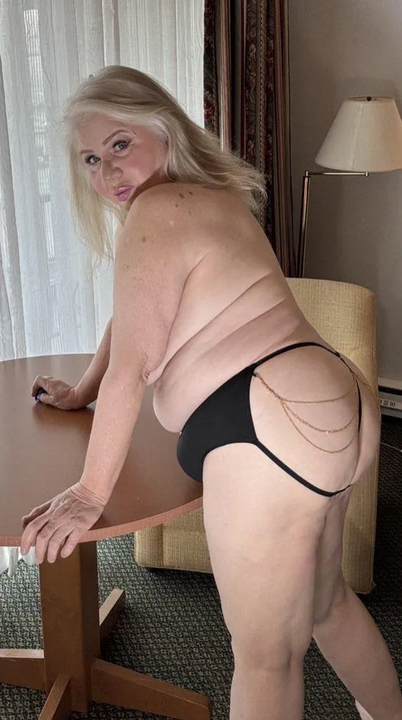 Let me bounce this ass in your face