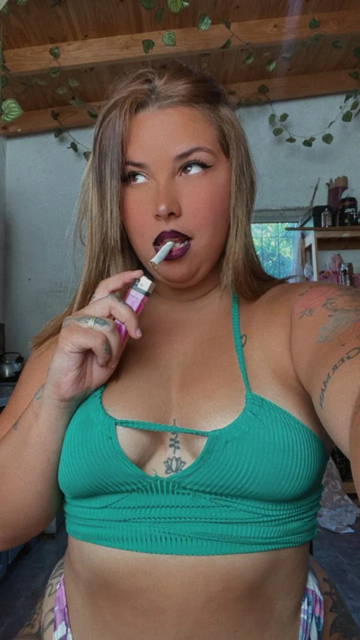 Sharing a cigarette! I want to smoke and masturbate