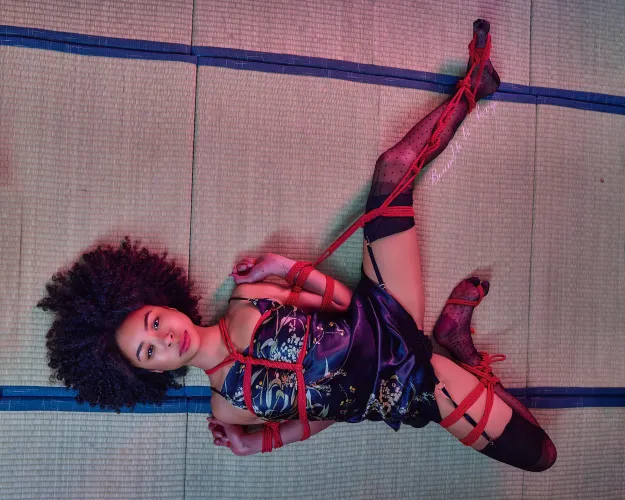 Tengu Shibari with Futomomo on the floor.