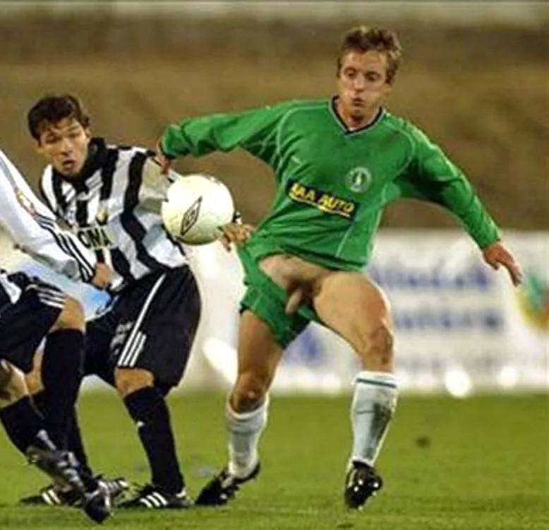 Another footballer without underwear. It is rare to see bushes in them. 