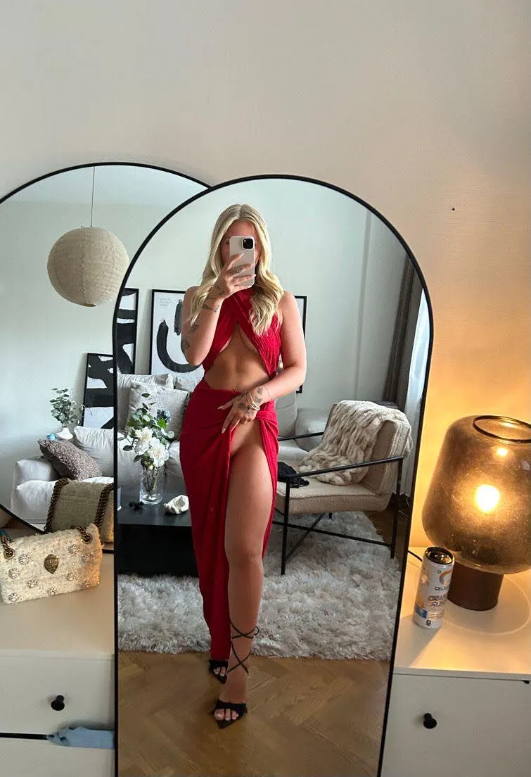 Love to have anklestraps heels, without panties