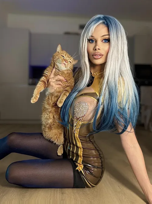 Sorry for the kitty but he really wanted to be an accessorie - btw gold and transparent black dress 