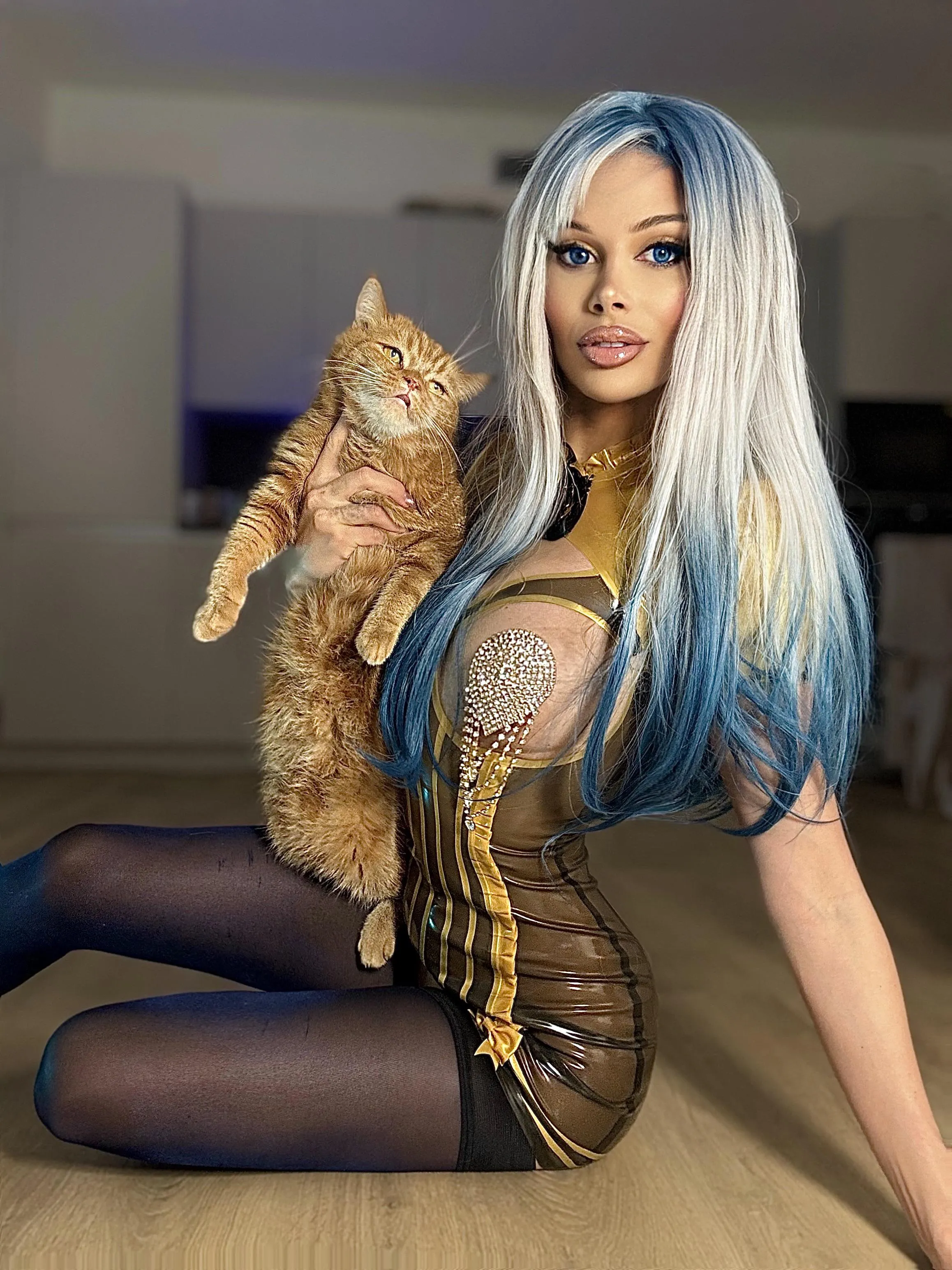 Sorry for the kitty but he really wanted to be an accessorie - btw gold and transparent black dress 