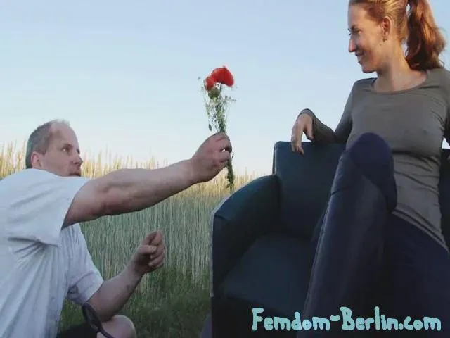 After hearing what happened to my bestie, I send a messenger pig with a Get Well Soon flower bouquet.  It may be a holiday, but messenger pigs never get a day off.