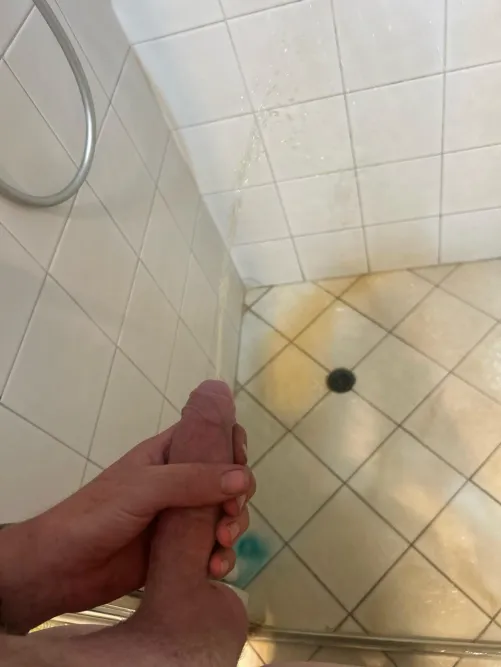 Got a semi while i pee