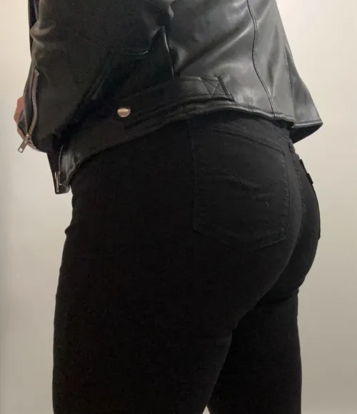 Leather and Levi’s my favourite combination 