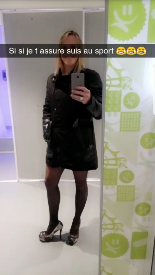 Quand on ment un peu à ses cop's... (mais devine : bas ou collants, culotte ou pas...?)