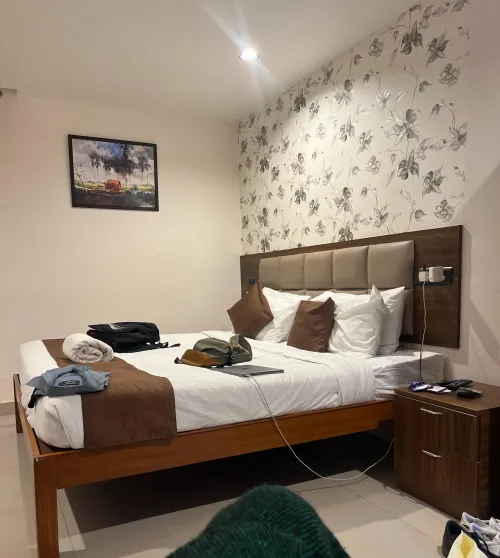 31 [M]here in HYD for a bit seeking to connect with Aprodhites around 