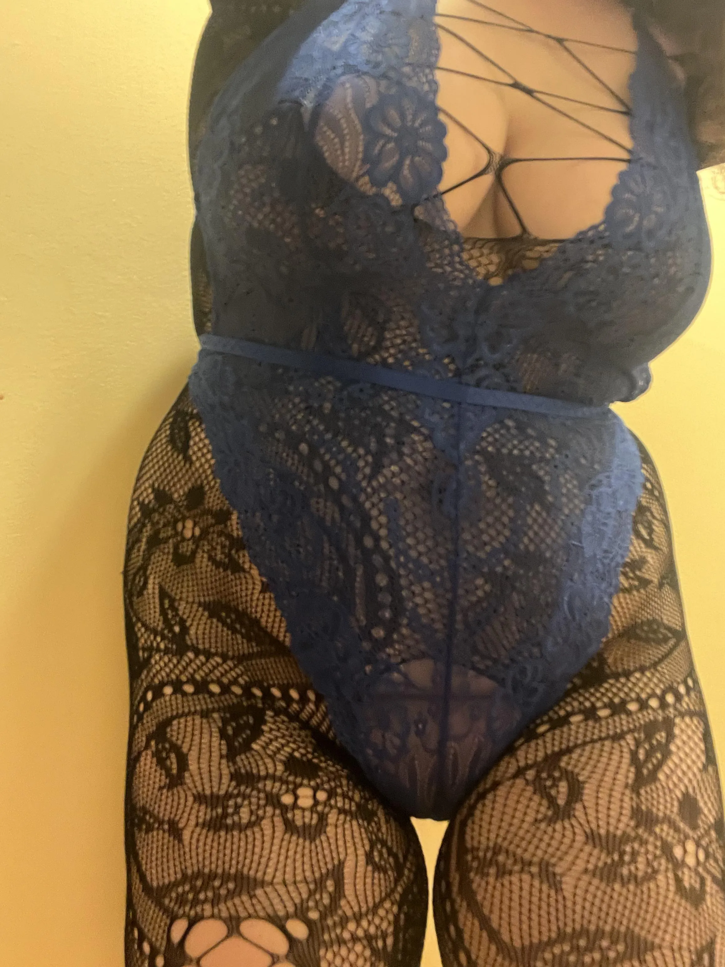 Getting ready to party (Jewish babe style)