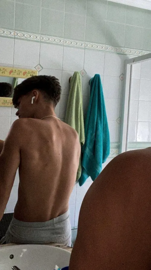 GTA meetups, 18+, Am into feet and tickling. Dm me