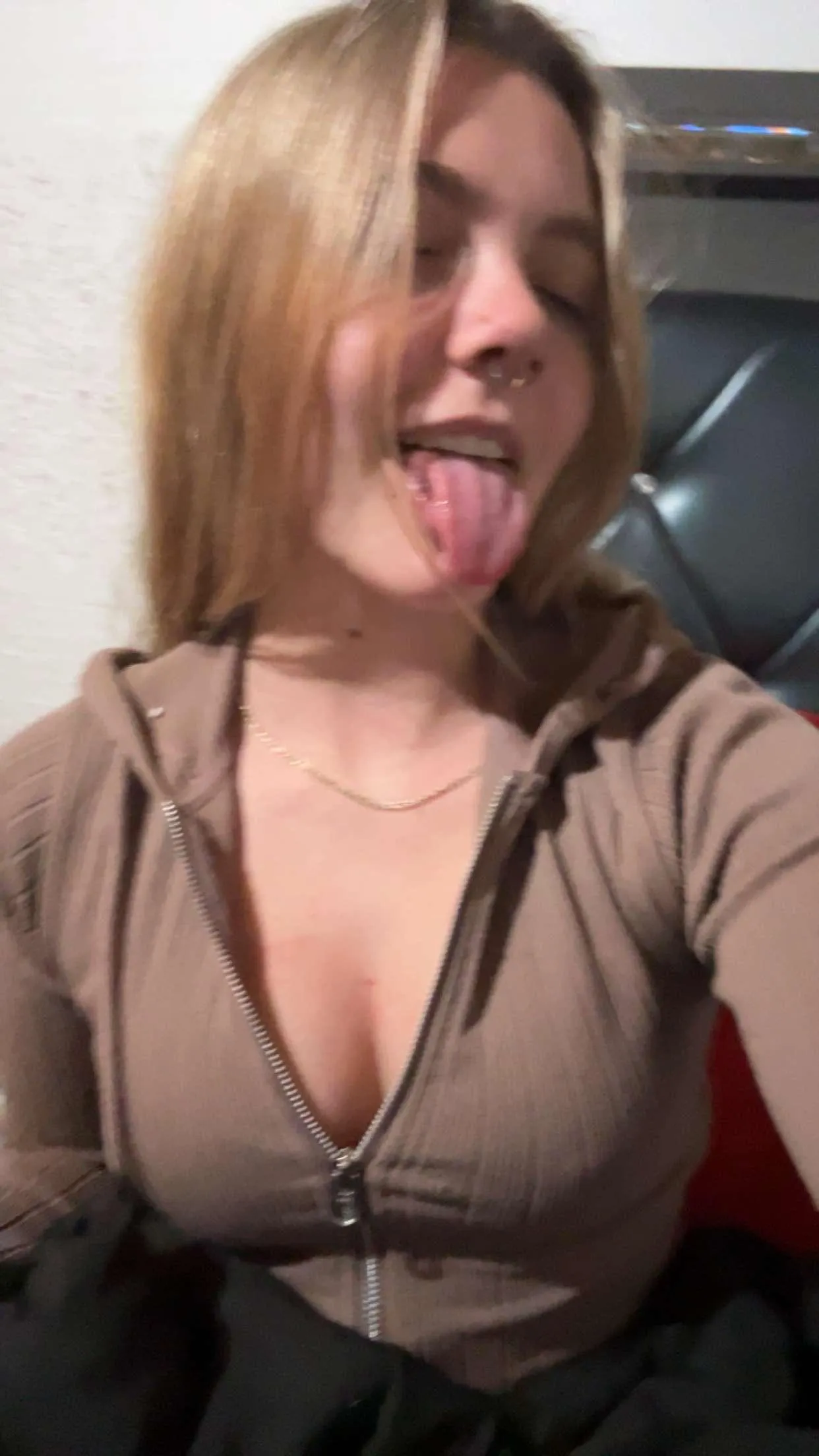 Need a big cock to help me tagteam her tonight be clean and fit have test 