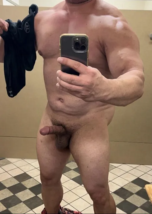 Say “Yes” if you like 6’7 355 Lbs gym guys