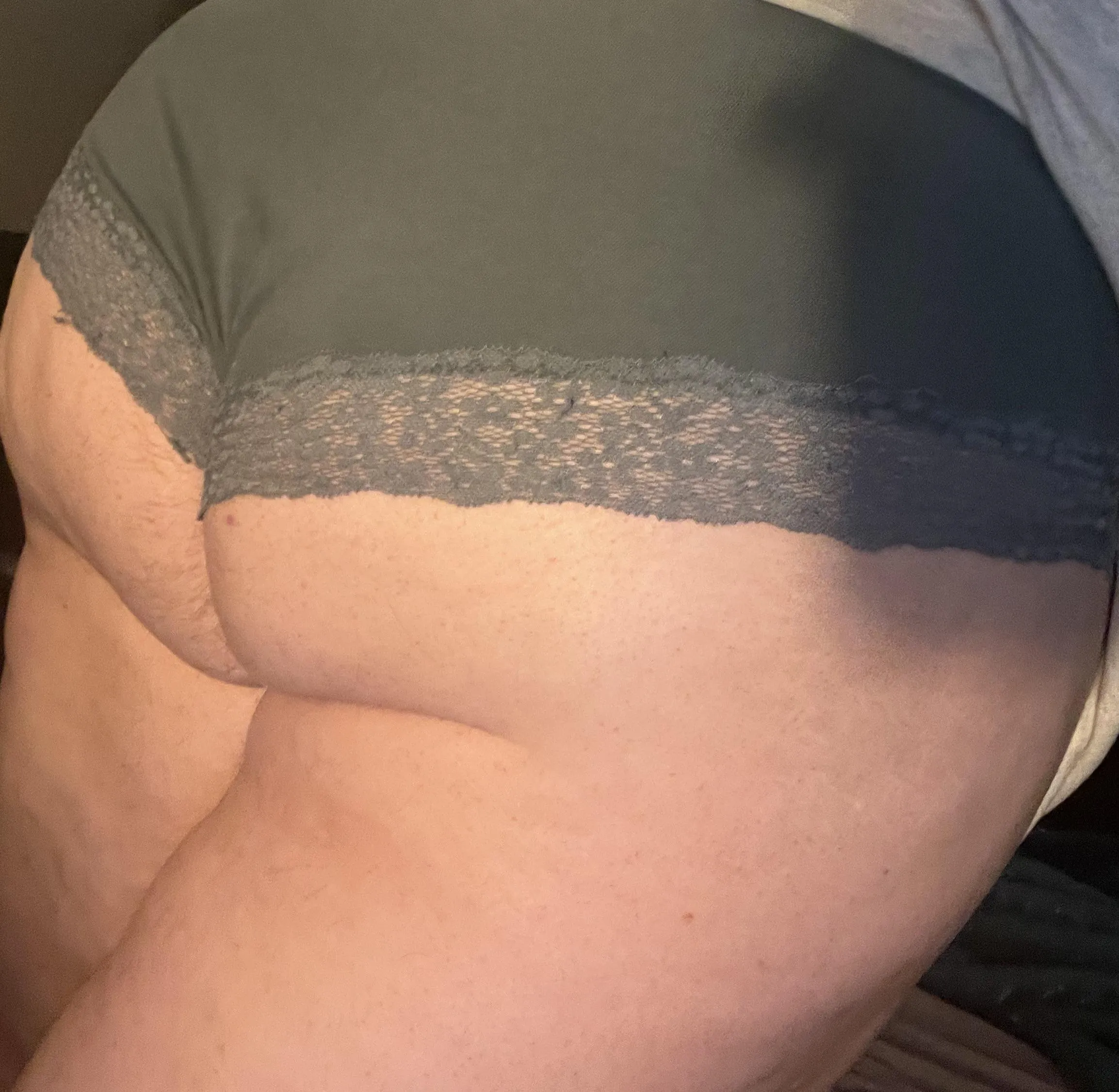 A little bit of booty to chase away the Monday blues [F]