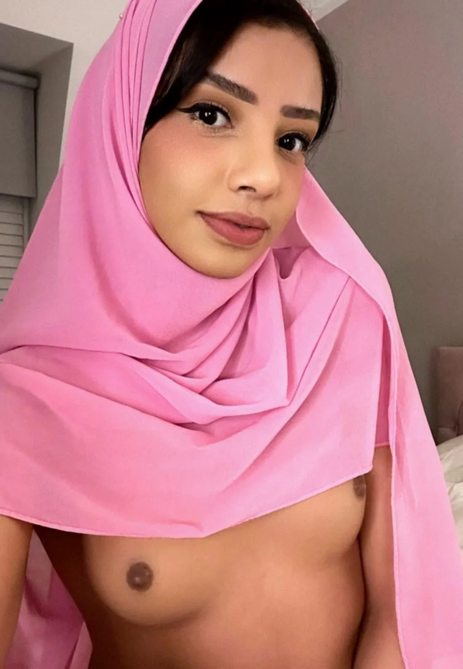 No need to wear clothes when I wait for my sultan