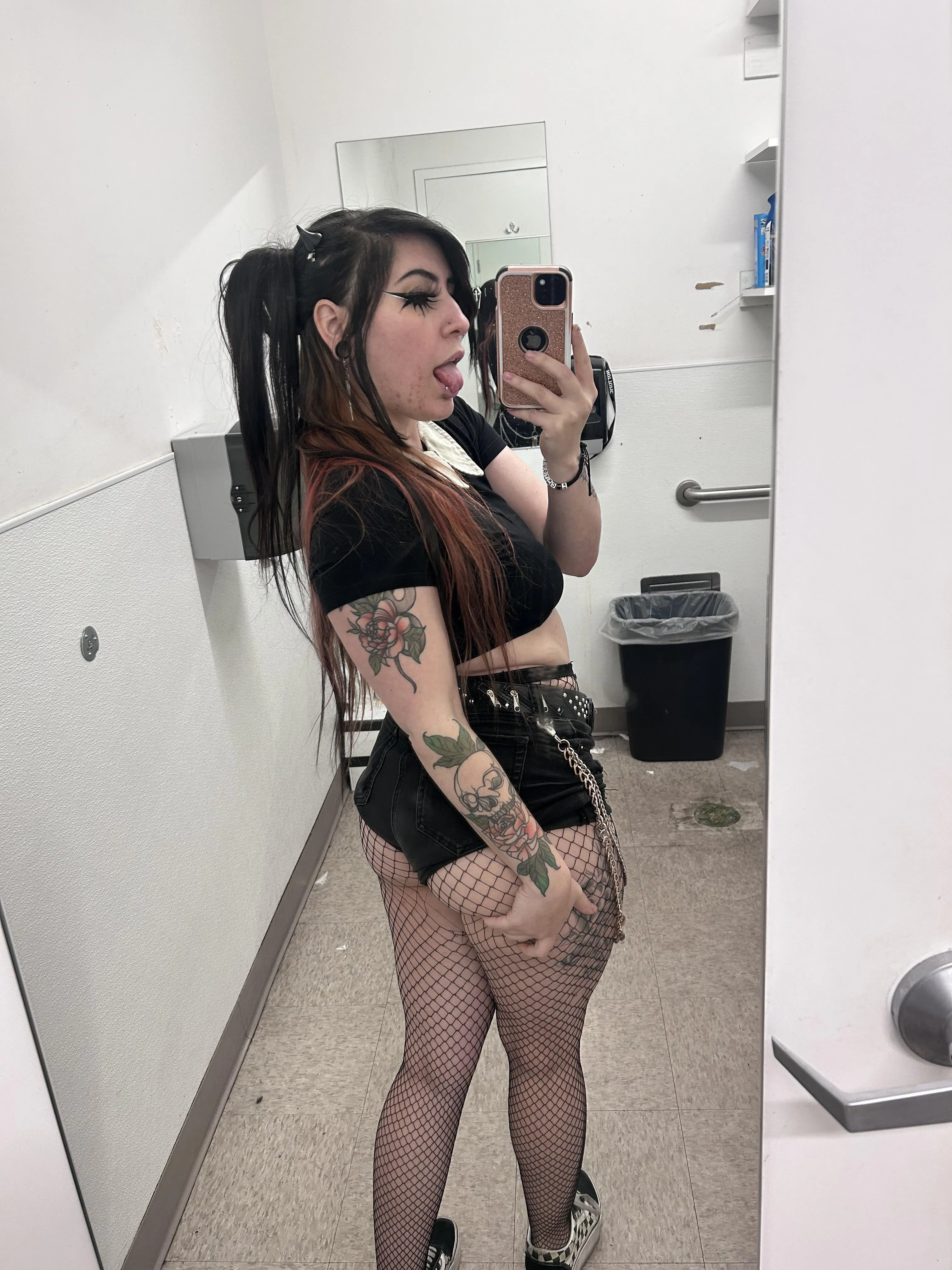 Quick pic in the work bathroom