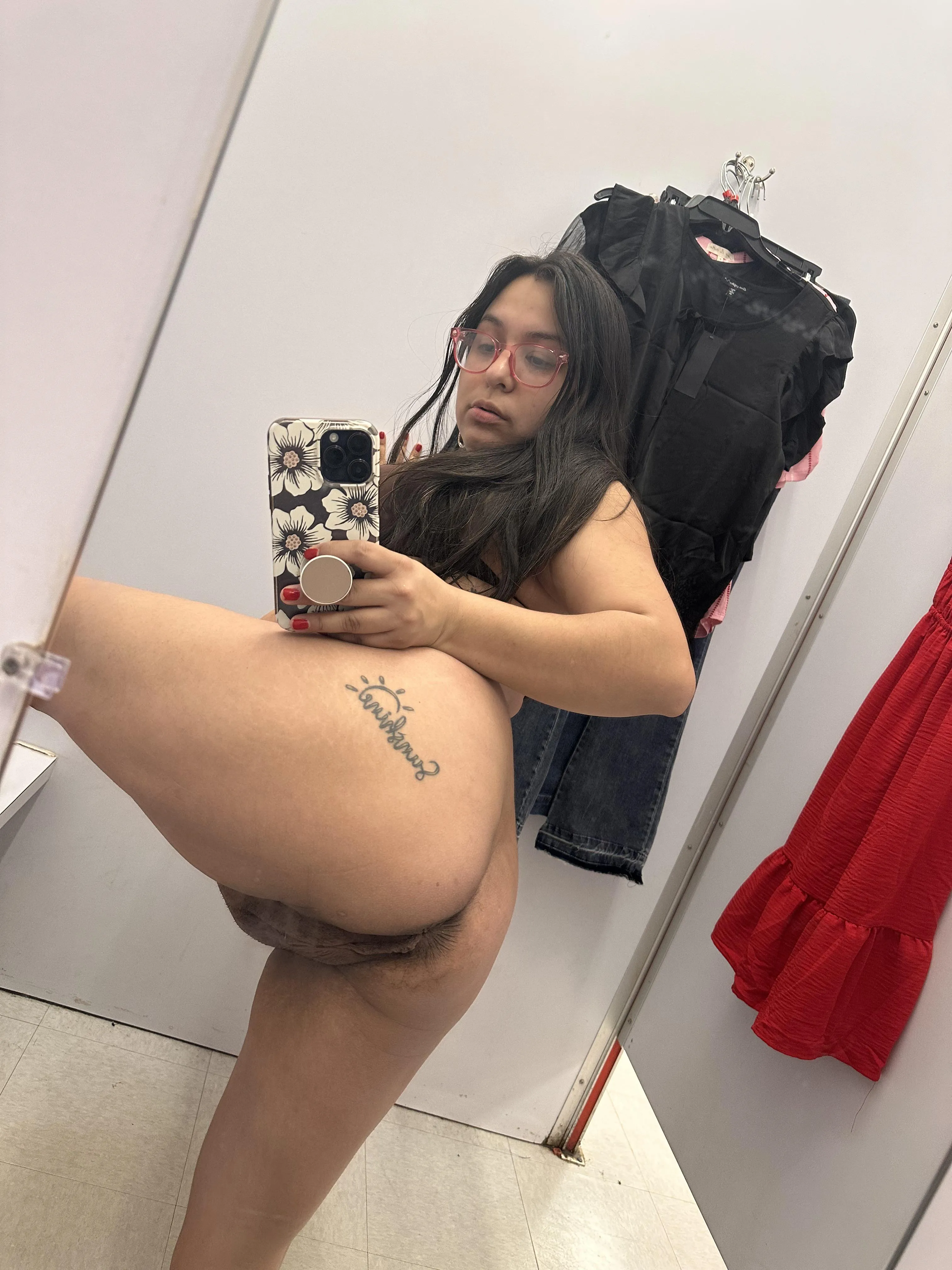 Spreading my fat pussy in the fitting room 