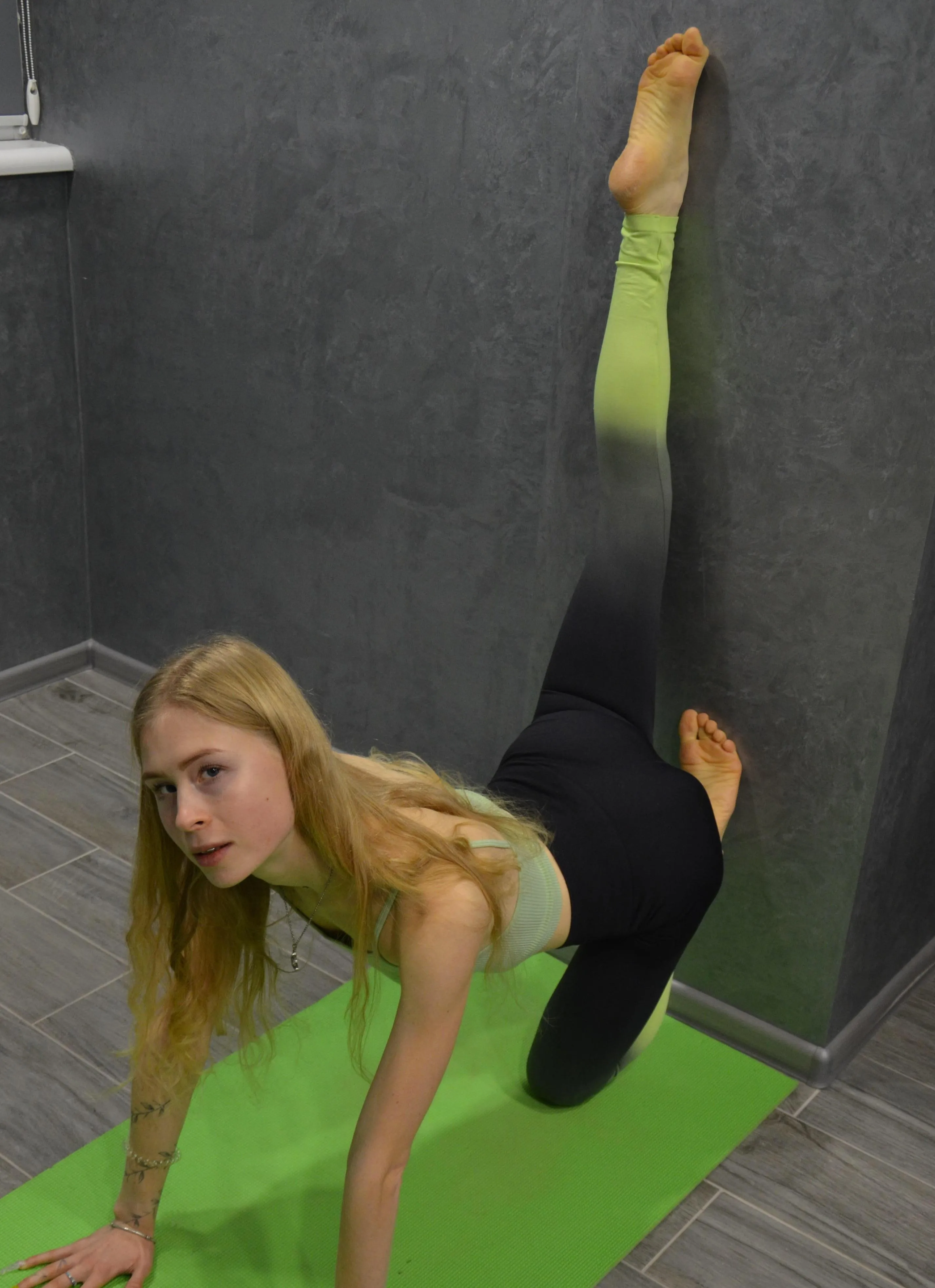 time for a workout and that means its time to wear my leggings properly