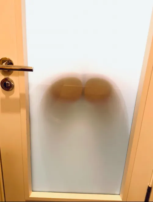 Ass behind glass [f]