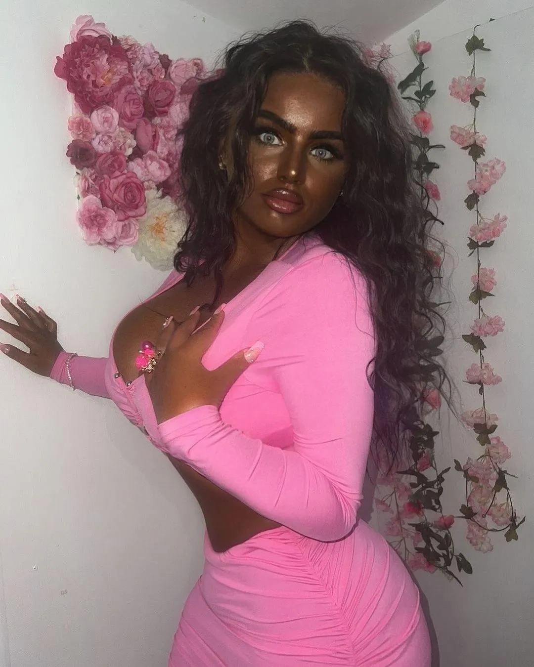 I wanna be a girl so bad. Focusing on looking sexy, working on my tan. Knowing that everyone will look at me because of my tan but also because I'm a 10/10. Who needs brains when you have sex appeal oozing out of you