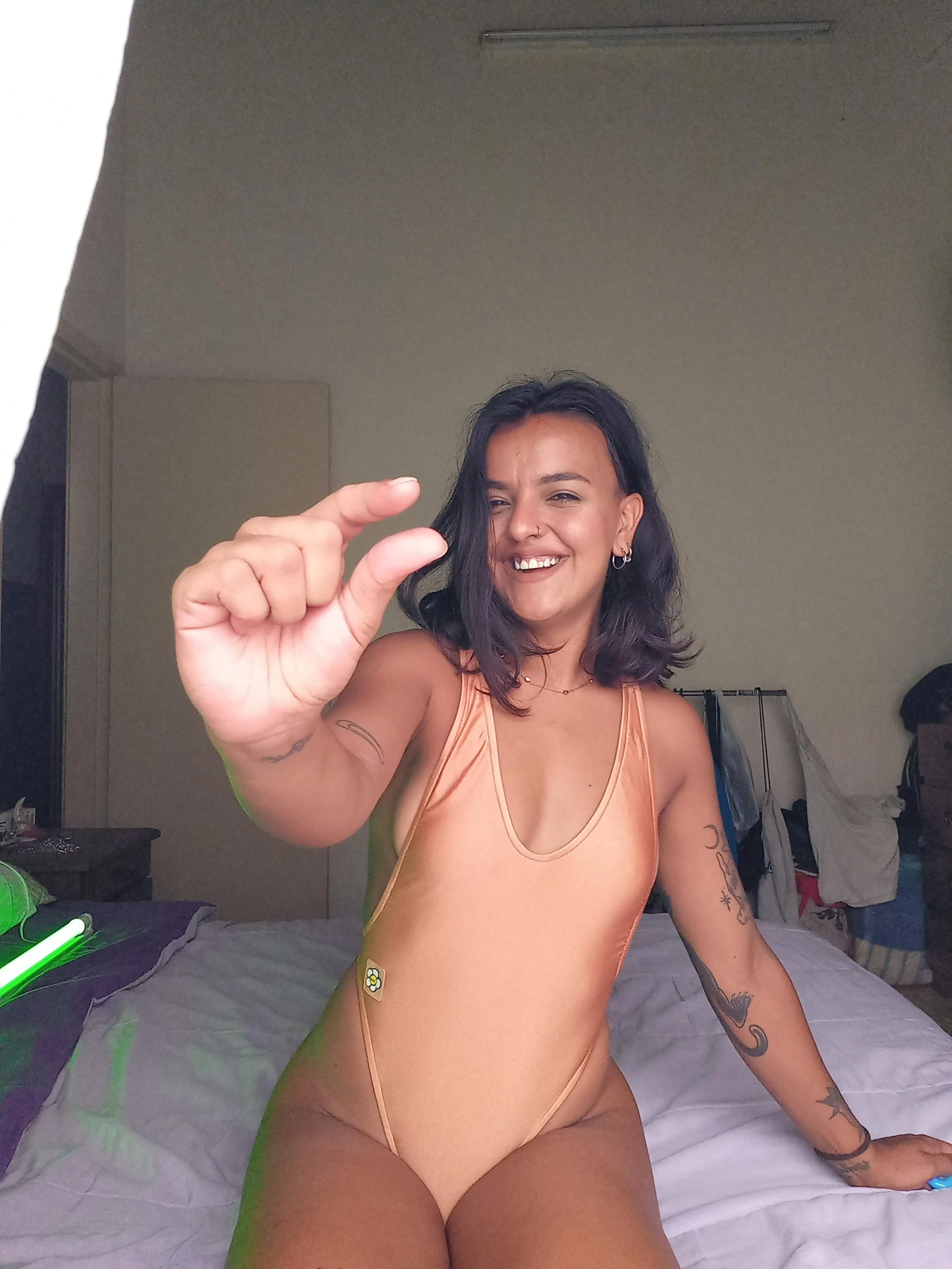 do you jerk off with two fingers or three? 