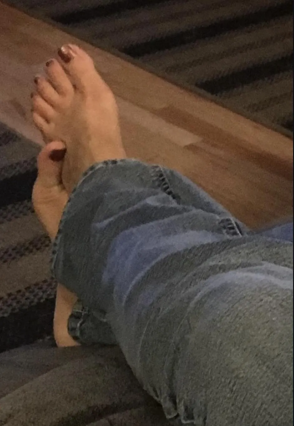 Friends over , she’s barefoot 